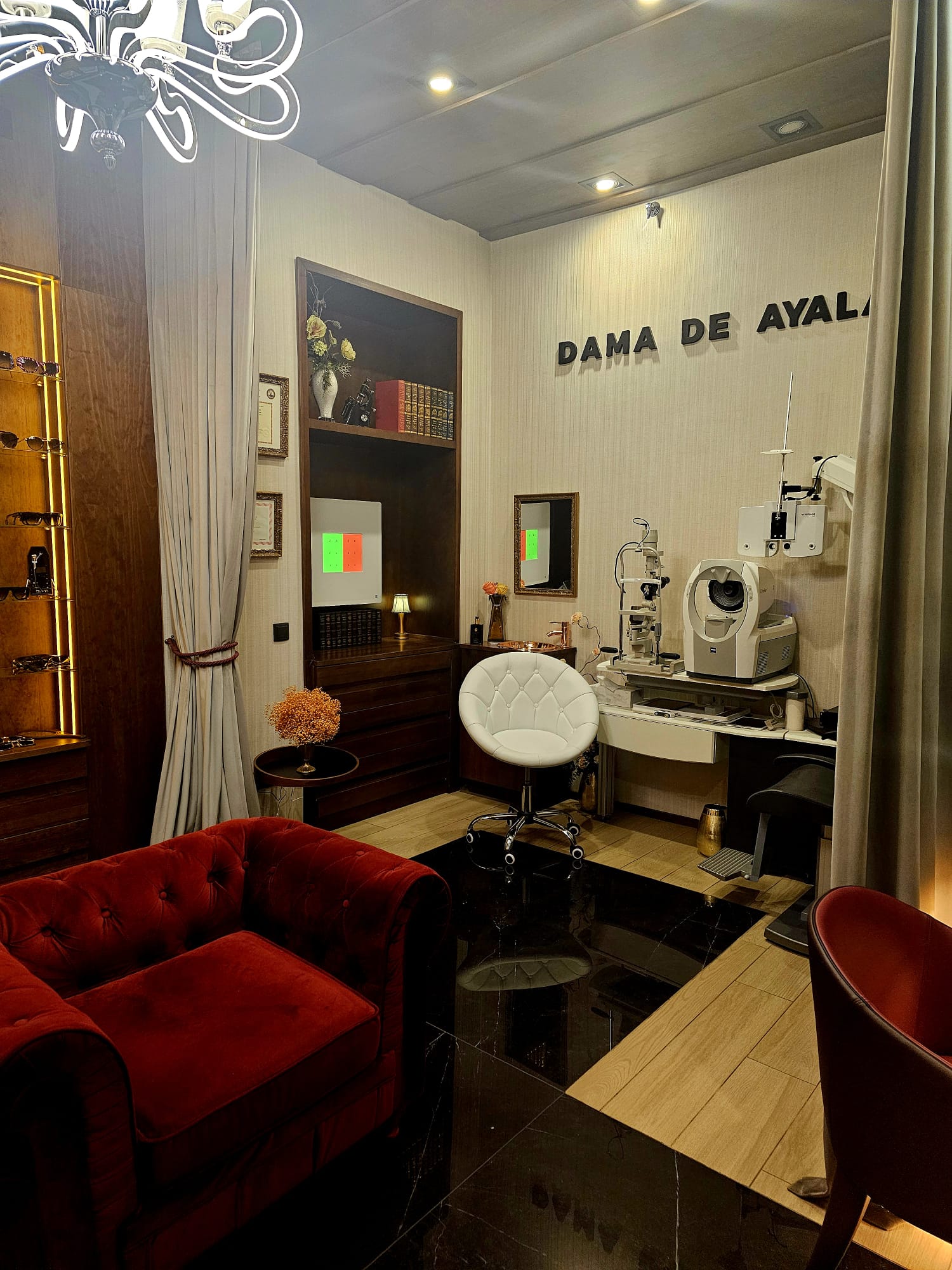 Espacios de trabajo para nuestros ópticos optometristas para realizar una revisión de salud visual en Dama de Ayala, Barrio de Salamanca.