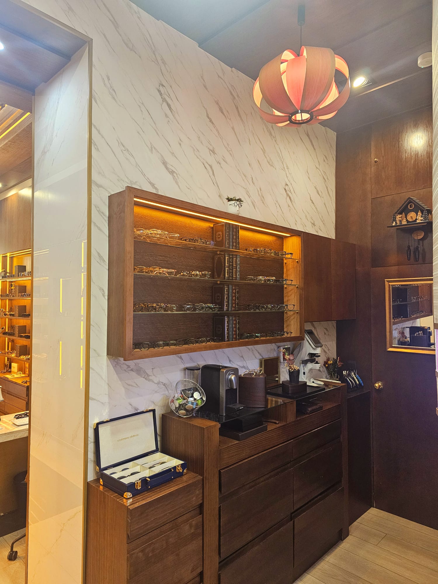 Detalle de gafas de diseño exclusivo disponibles en Dama de Ayala, óptica Barrio de Salamanca