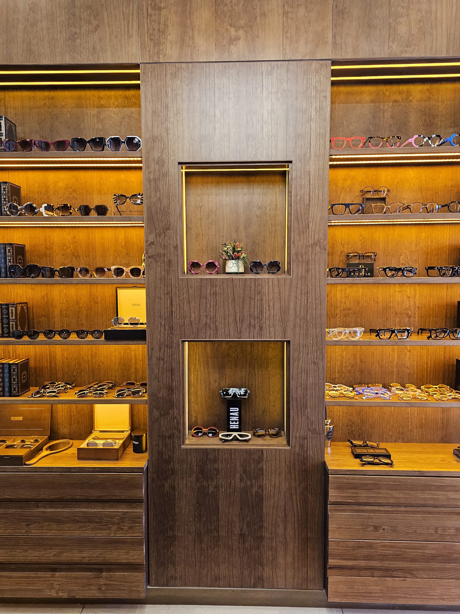 Exposición de monturas de autor en nuestra óptica del Barrio de Salamanca, Madrid.